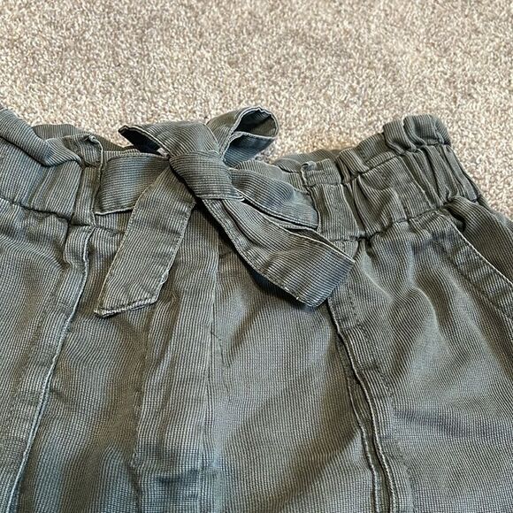 H&M Paper Bag High Waisted Tie Waist Belted, soft loose Shorts dark green - Picture 6 of 12